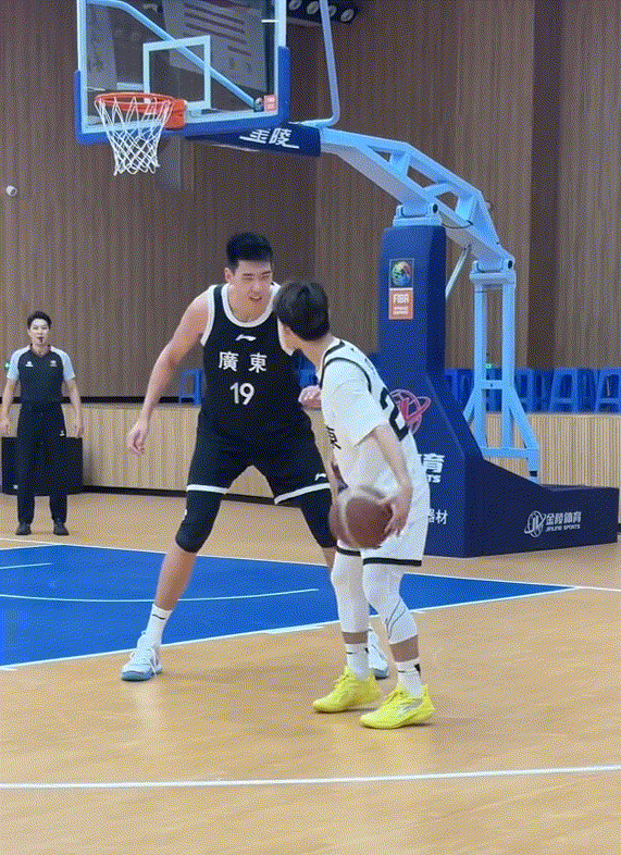 广东全运男篮成年组和U22男篮打了一场表演赛，两位徐中锋又碰上了[666] ​​