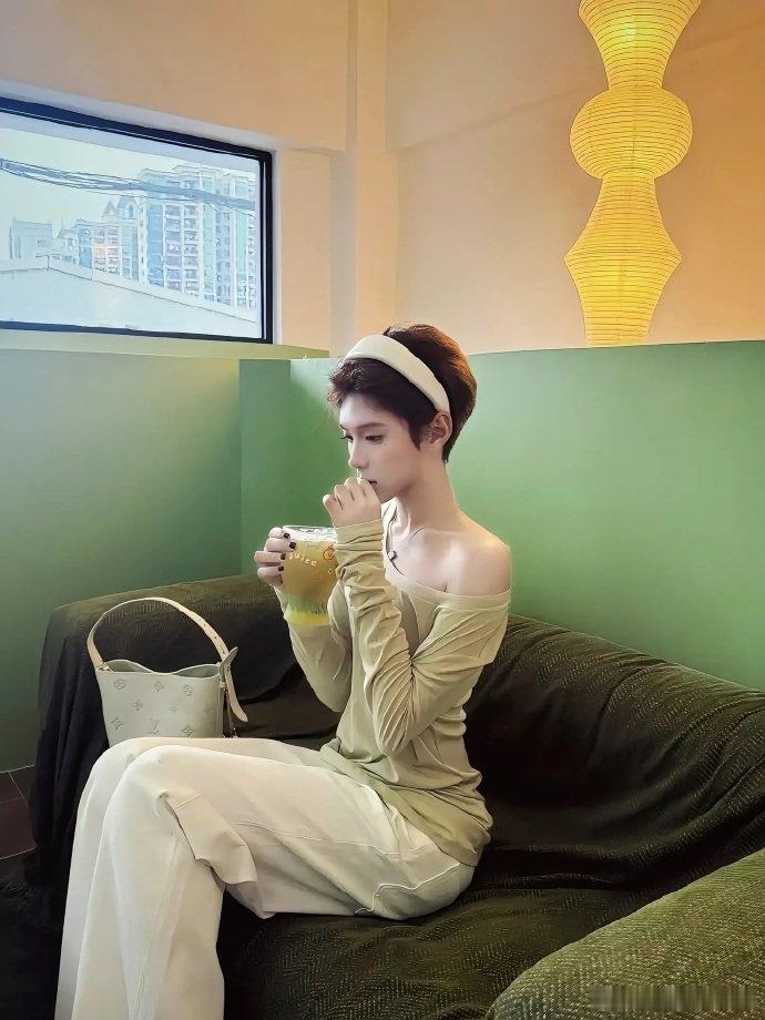鹅妈妈自曝小澈住自己家曝小澈在鹅妈妈家住 鹅妈妈在直播中表示，小澈来重庆时住在自