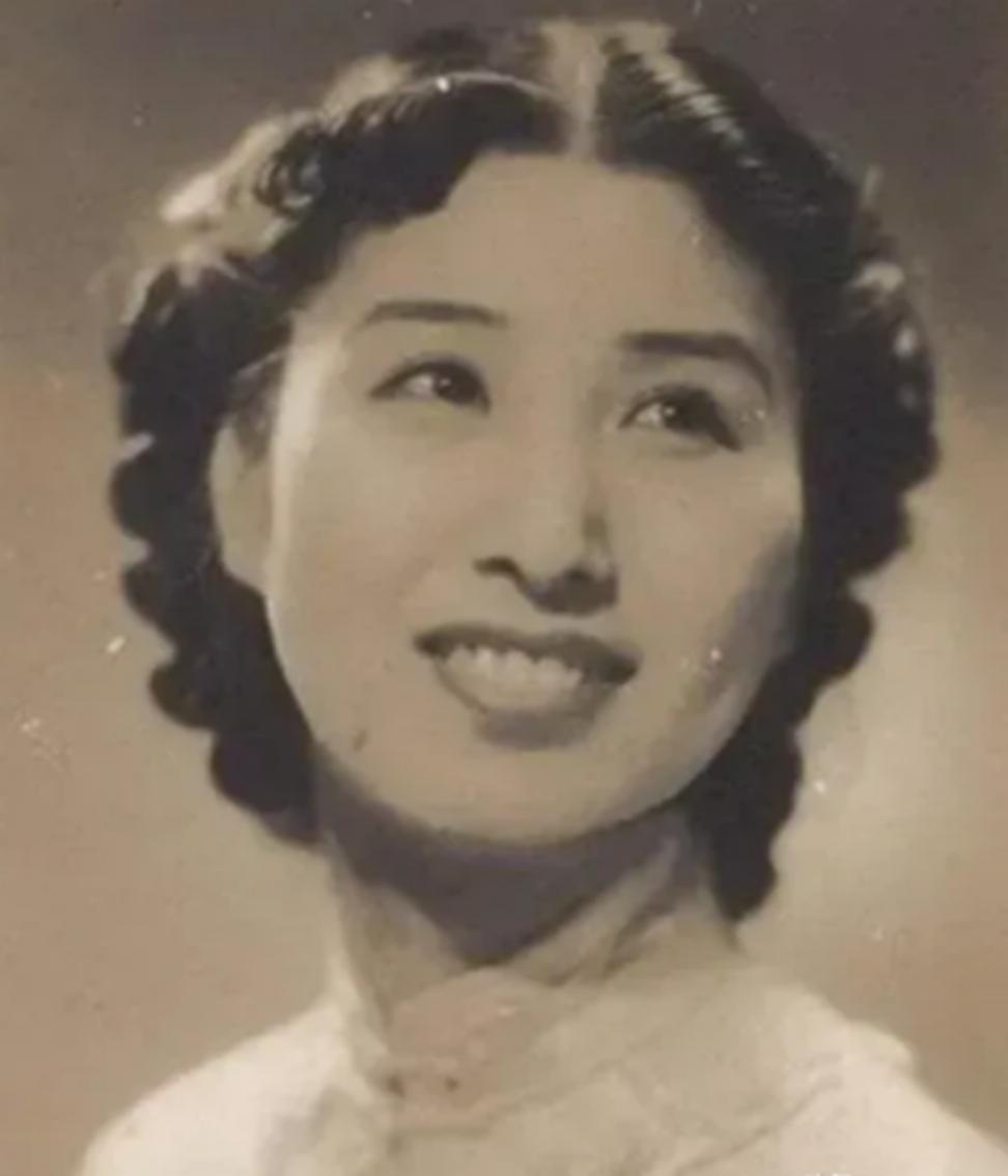1940年深夜，郑苹如悄悄被押到小树林，特务看着她长得太漂亮了，实在是不舍得开枪