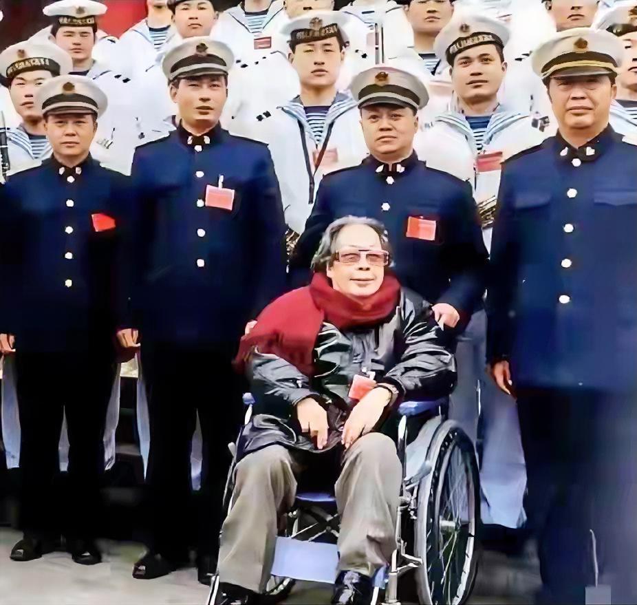 90年代，贺龙元帅夫人薛明与儿子贺鹏飞留下这张珍贵留影。彼时，薛明已年近八旬，白