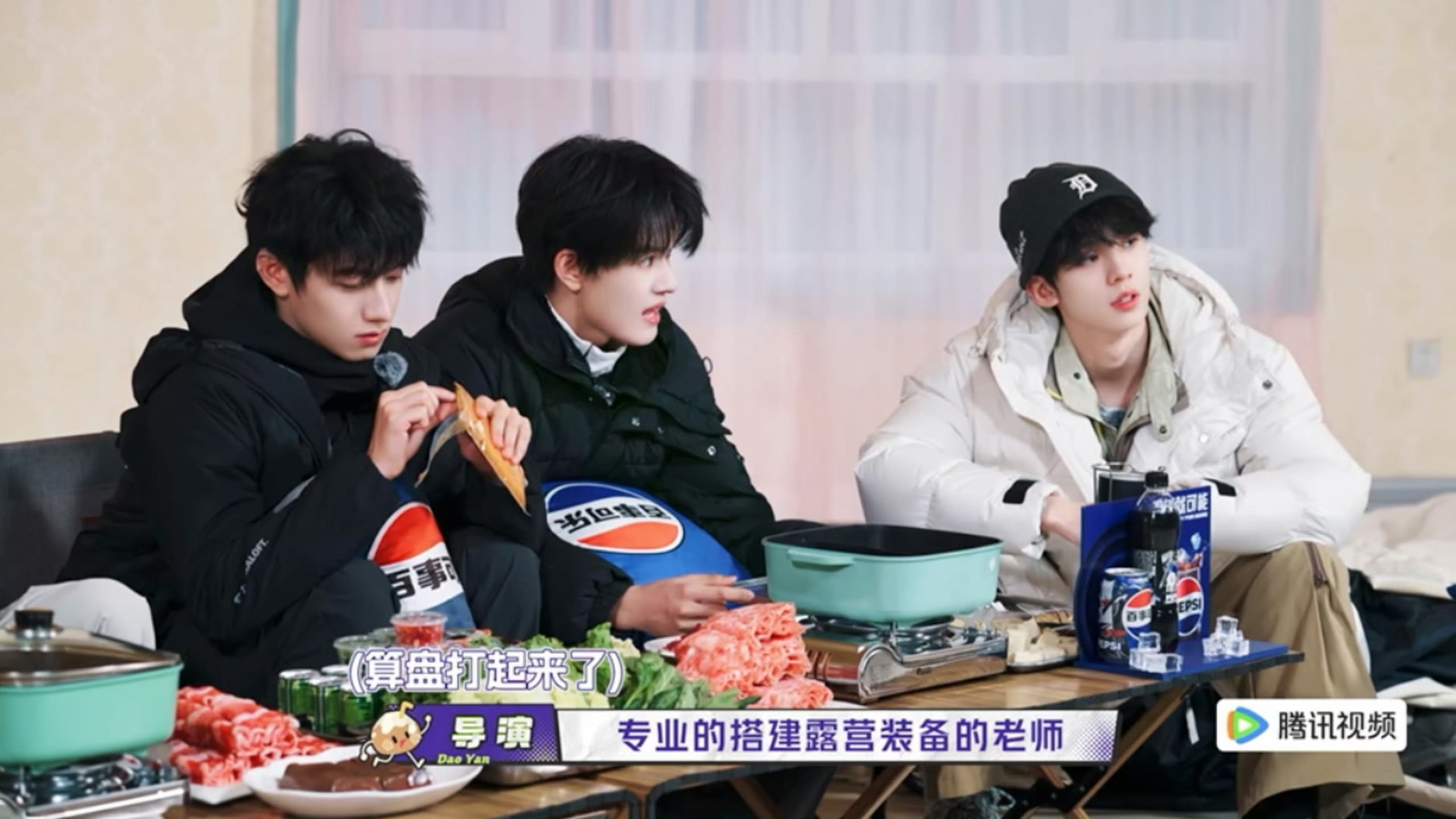 朱志鑫偷偷吃火锅底料朱志鑫别说了着急吃呢导演还在认真讲解游戏规则，朱志鑫已经迫不