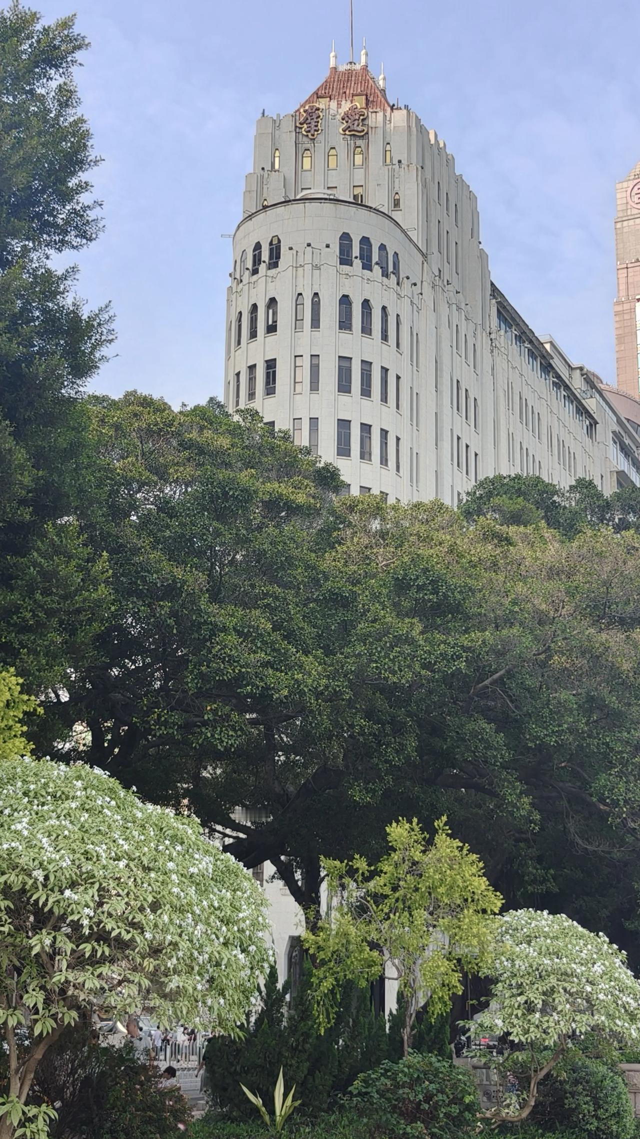 手机随拍建筑这栋建筑巳有近百年历史，也曾经是中国第一高楼，这就是广州的爱群大厦。