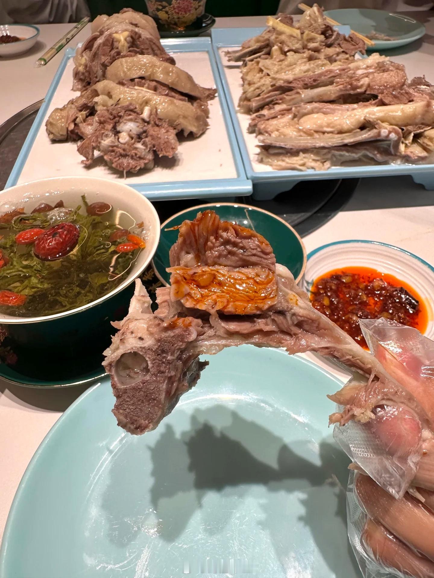 新疆炒米粉手抓羊肉，还是得去:新疆维吾尔自治区乌鲁木齐市沙依巴克区伊宁路。 ​​