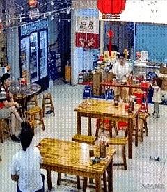 “崩溃了！”女子和婆婆在饭店里吵架了，丈夫淡定坐一旁，时不时还帮着婆婆骂几句女子