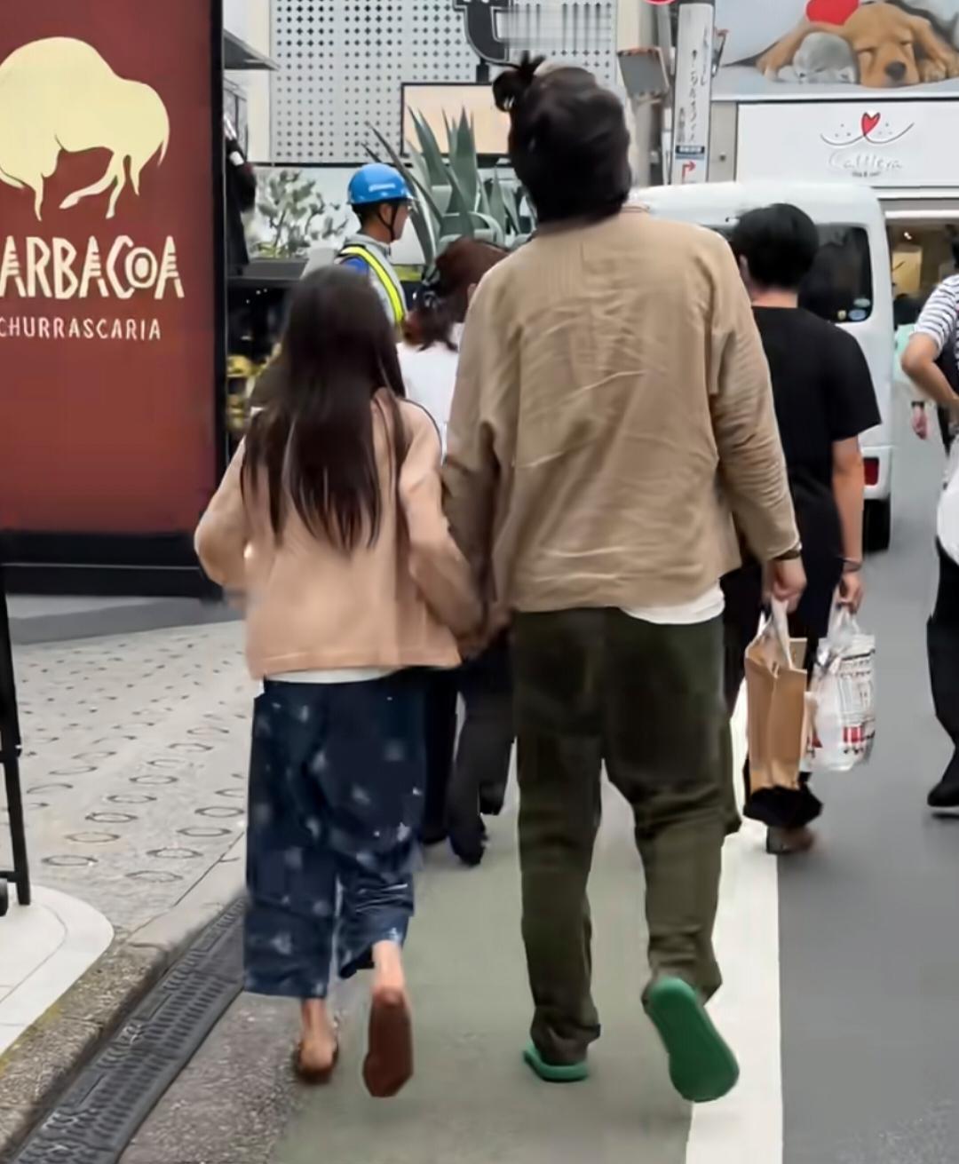 这个发型没话说，太流浪汉了，是日本现在的流行吗？
陈冠希和女儿现身日本东京街头牵
