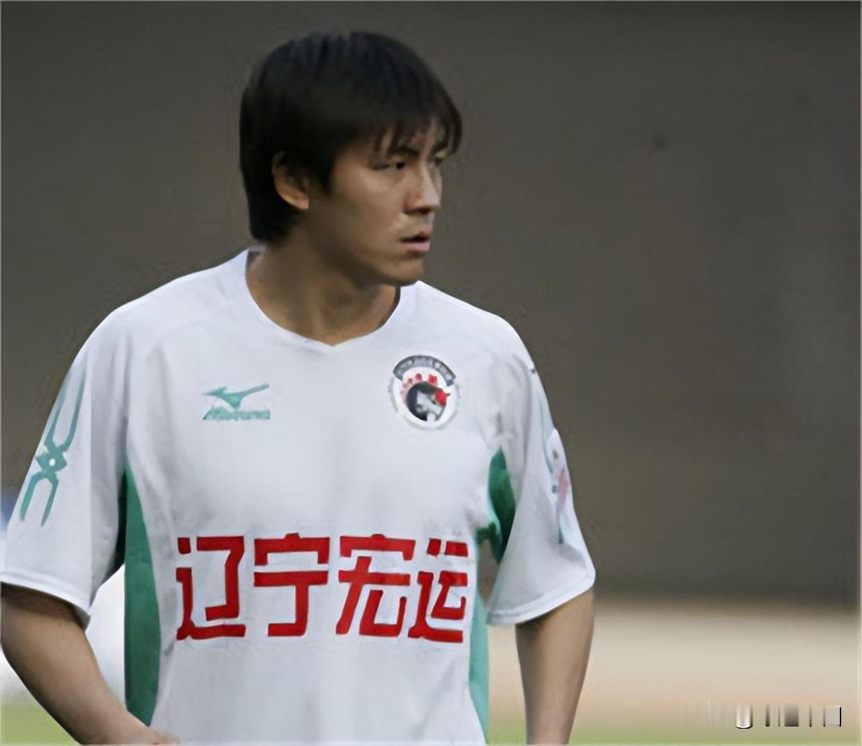 张玉宁始终记得一件陪伴自己度过四个寒冬的黑色皮夹克。刚进体校的初冬，父亲怕他练球