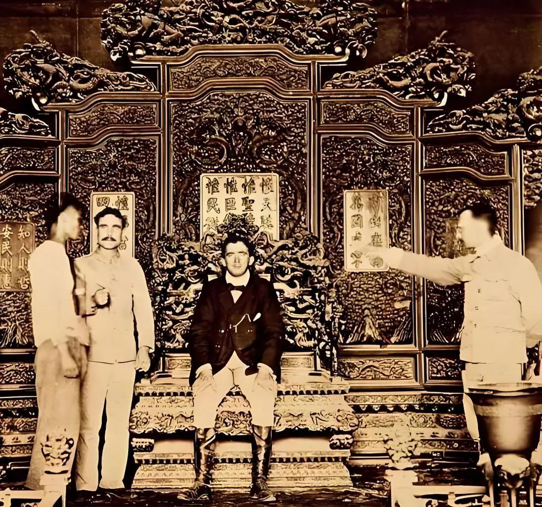 1900年深秋，紫禁城的太和殿大门被几个膀大腰圆的德国兵一脚踹开。八国联军的头子