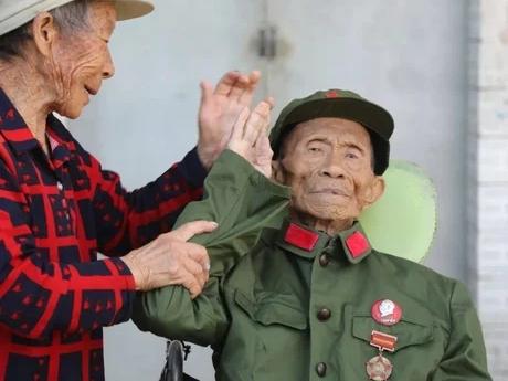 剥开“生活习惯不同”的客套外衣，这其实是老人对晚年尊严的一场深情守望。
金窝银窝