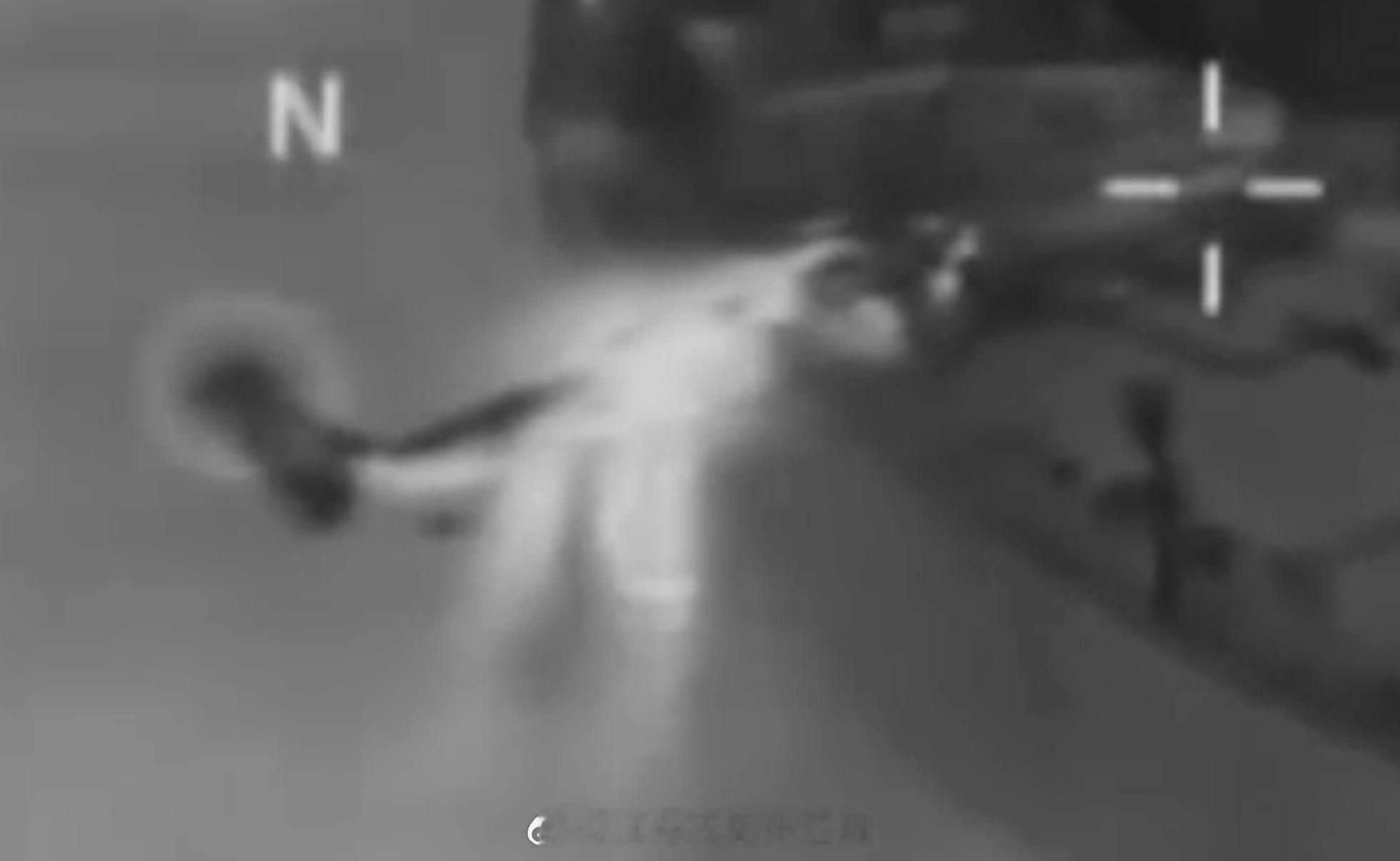 运送特战队员登船扣押的美军直升机，从热成像视角看发动机喷出的气流具有强烈的热信号