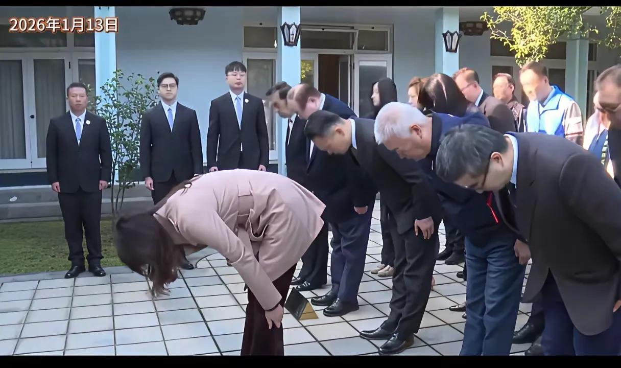 1月13日这天，在台湾蒋经国逝世38周年之际，国民党主席郑丽文率党职人员谒灵。郑