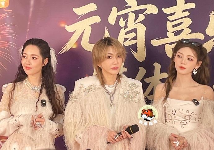 最近郭碧婷和张予曦一起出席时尚活动，两位美女搭配的都很靓丽，而且都穿了白色的衣服