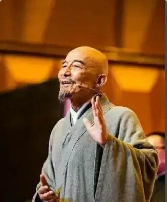 老爸走后整整一年，我一次都没梦见他。
头两个月我天天睡前求他托梦，手机备忘录里全