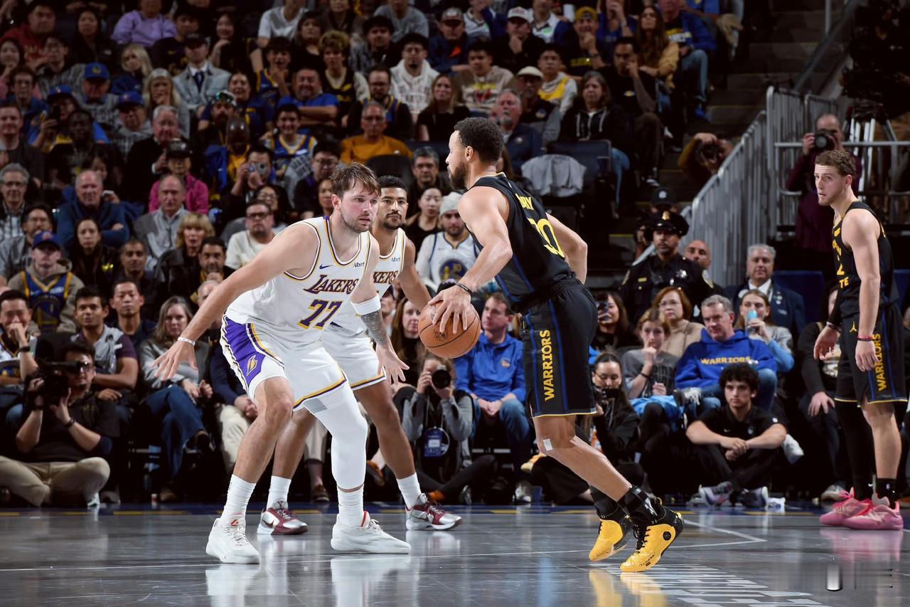 不得不服NBA摄影师！
库里晃倒东契奇瞬间完美抓拍图集！

这组照片看得人热血沸