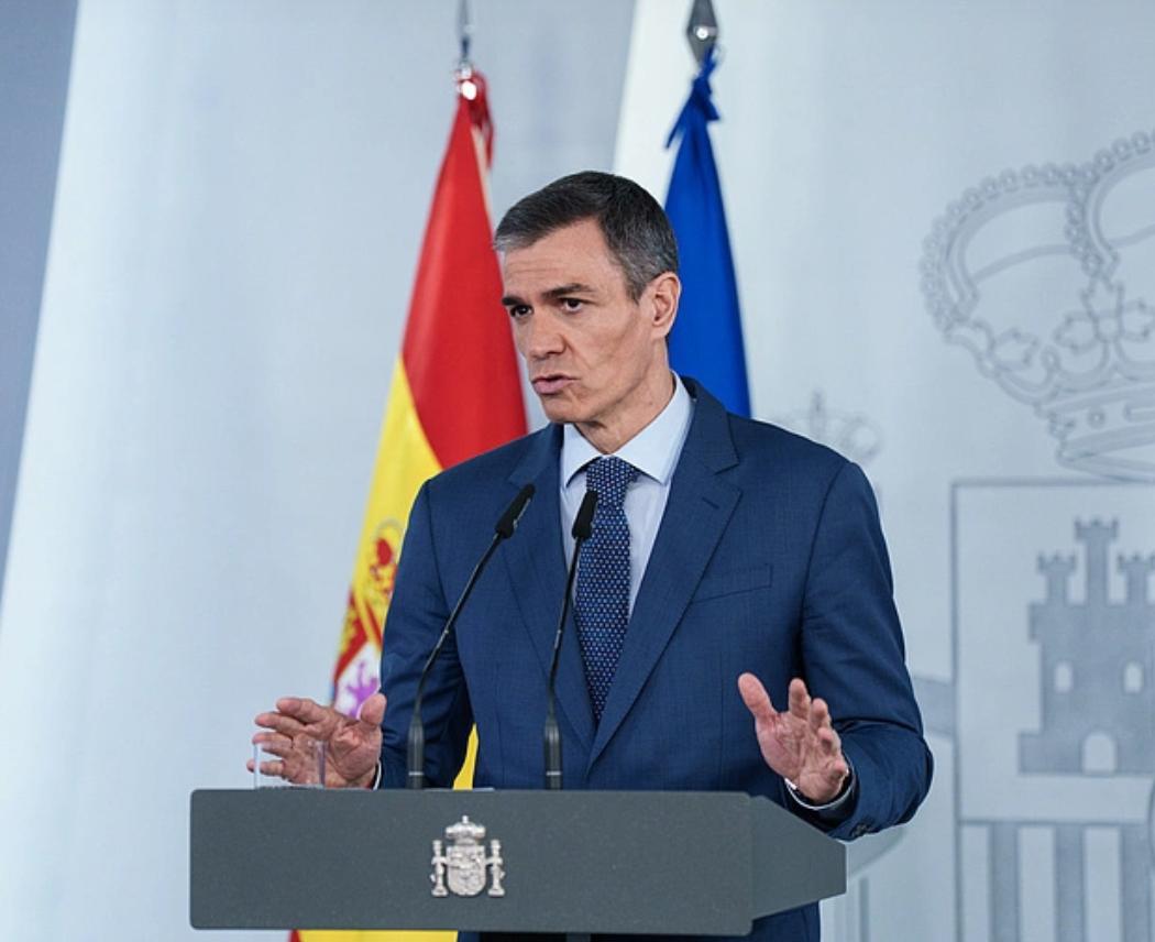 西班牙首相桑切斯的专机，发生故障，紧急降落土耳其。

当时，桑切斯带领团队，正在