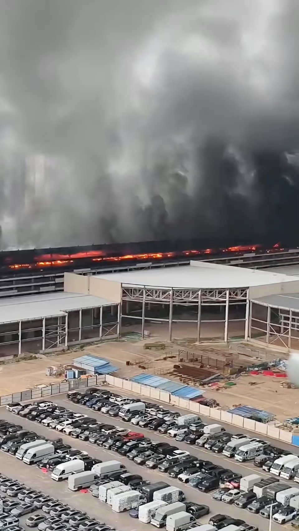 比亚迪公司起火看着好吓人，还好火势已扑灭，没有人员伤亡!还是要注意防火安全