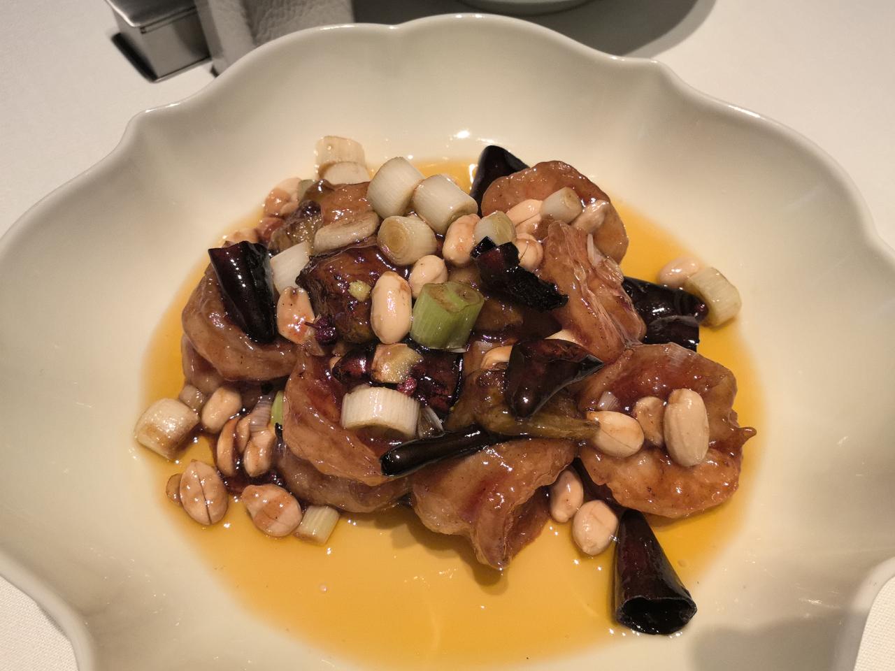 成都天府掌柜，改良川菜，菜品精致，环境优雅。
两荤两素一点心，三人消费370元，