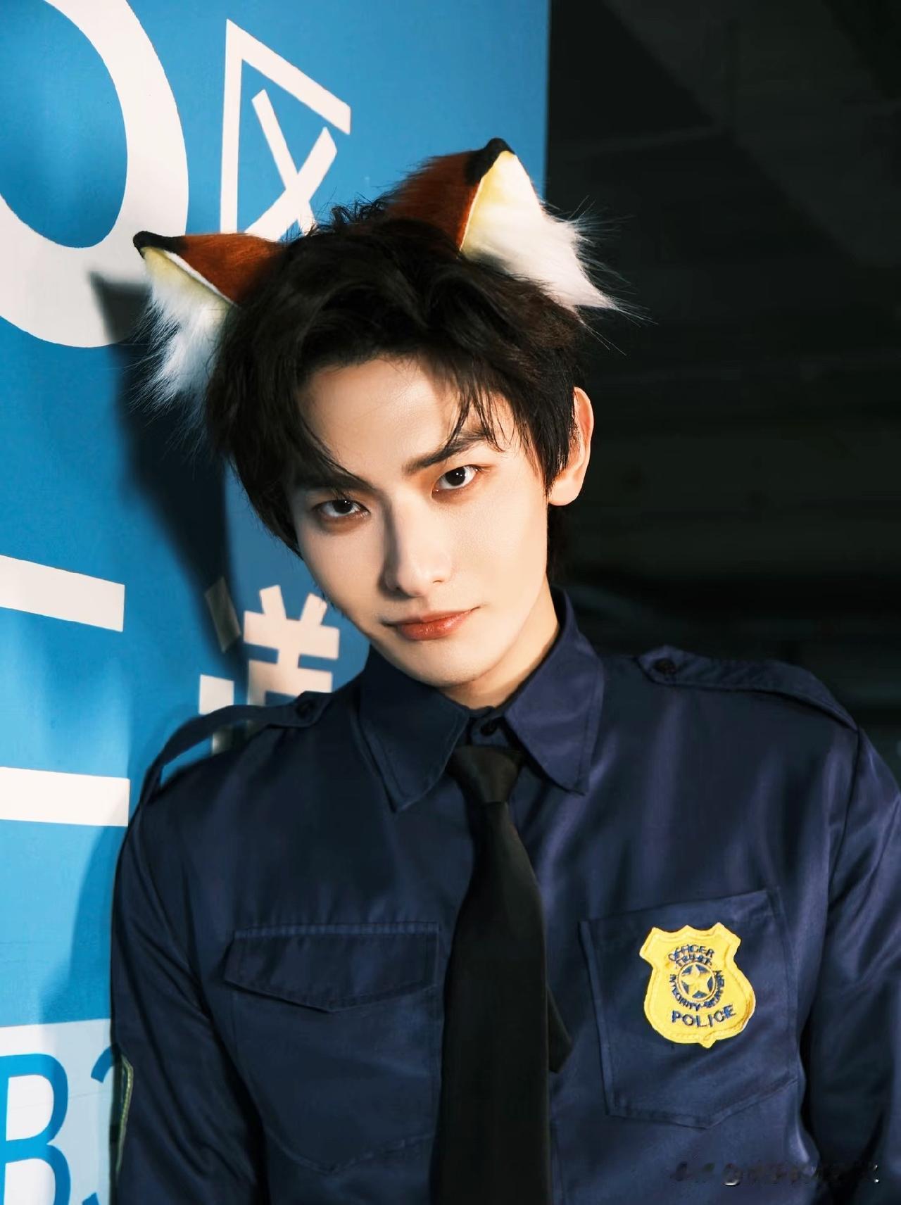 说一个比较小众的男明星，他的颜值适配于漫画小说里各种邪魅狂娟的长相。
这个演员就