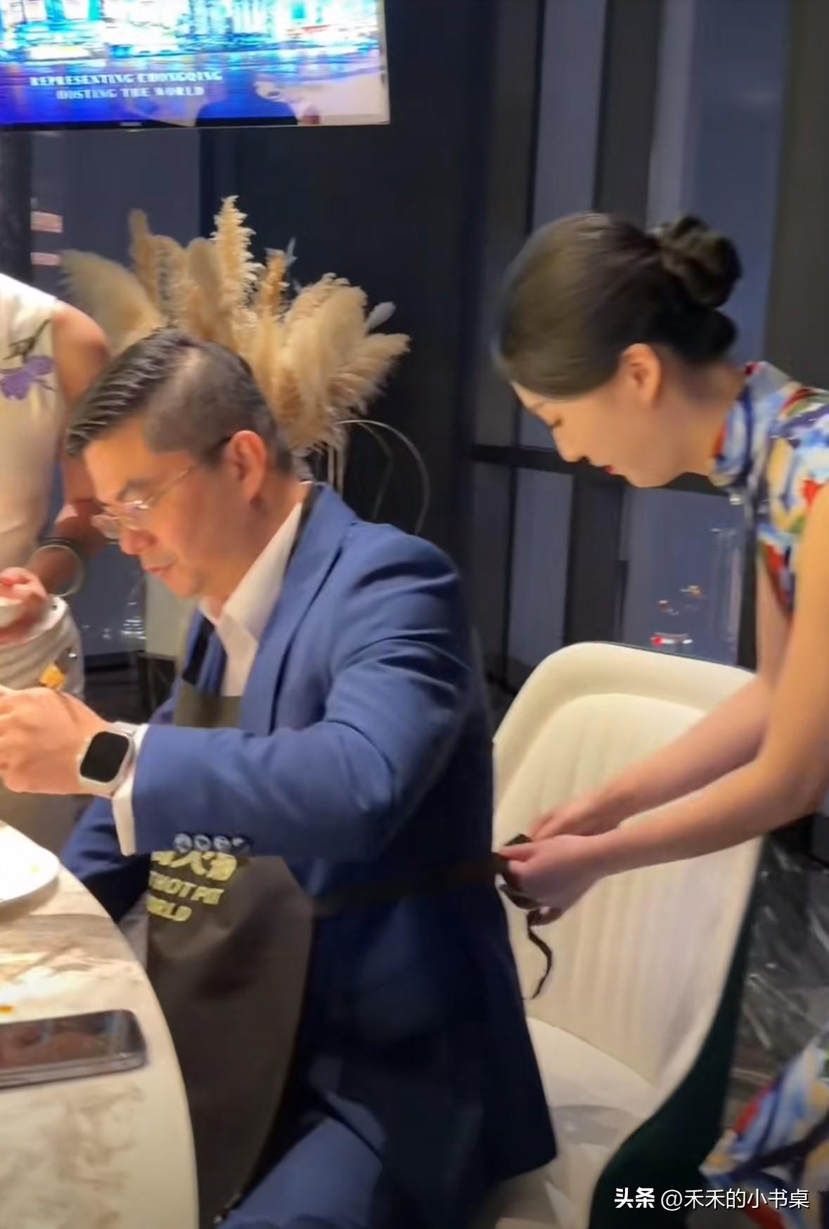 原来大佬出去吃饭，都是被这样服务的。
原来高端的饭局，服务员都是一对一服务的。