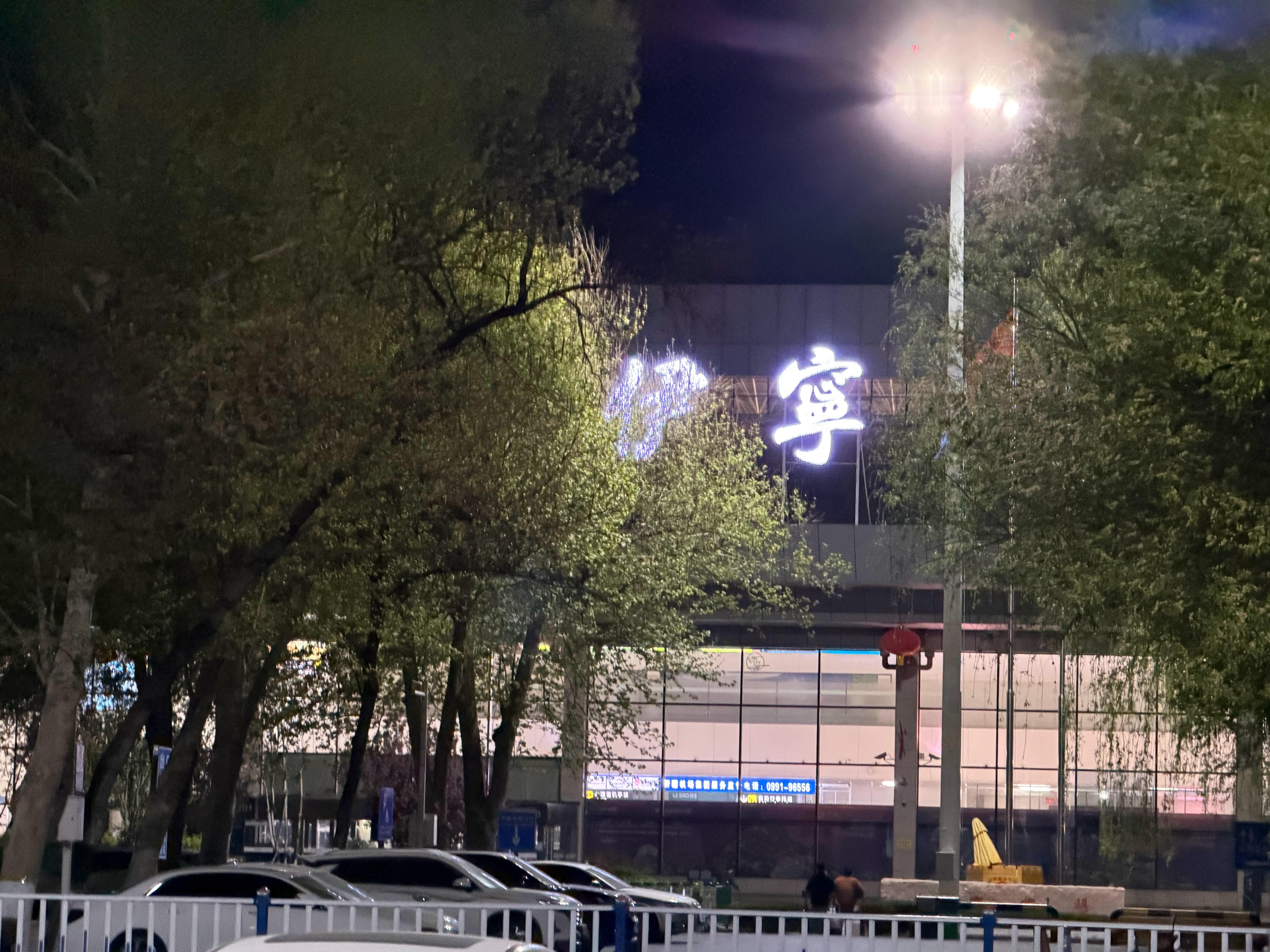 今天上午乘坐的是这台空客320-251N 机龄4.3年工作人员正在检查这边早上安