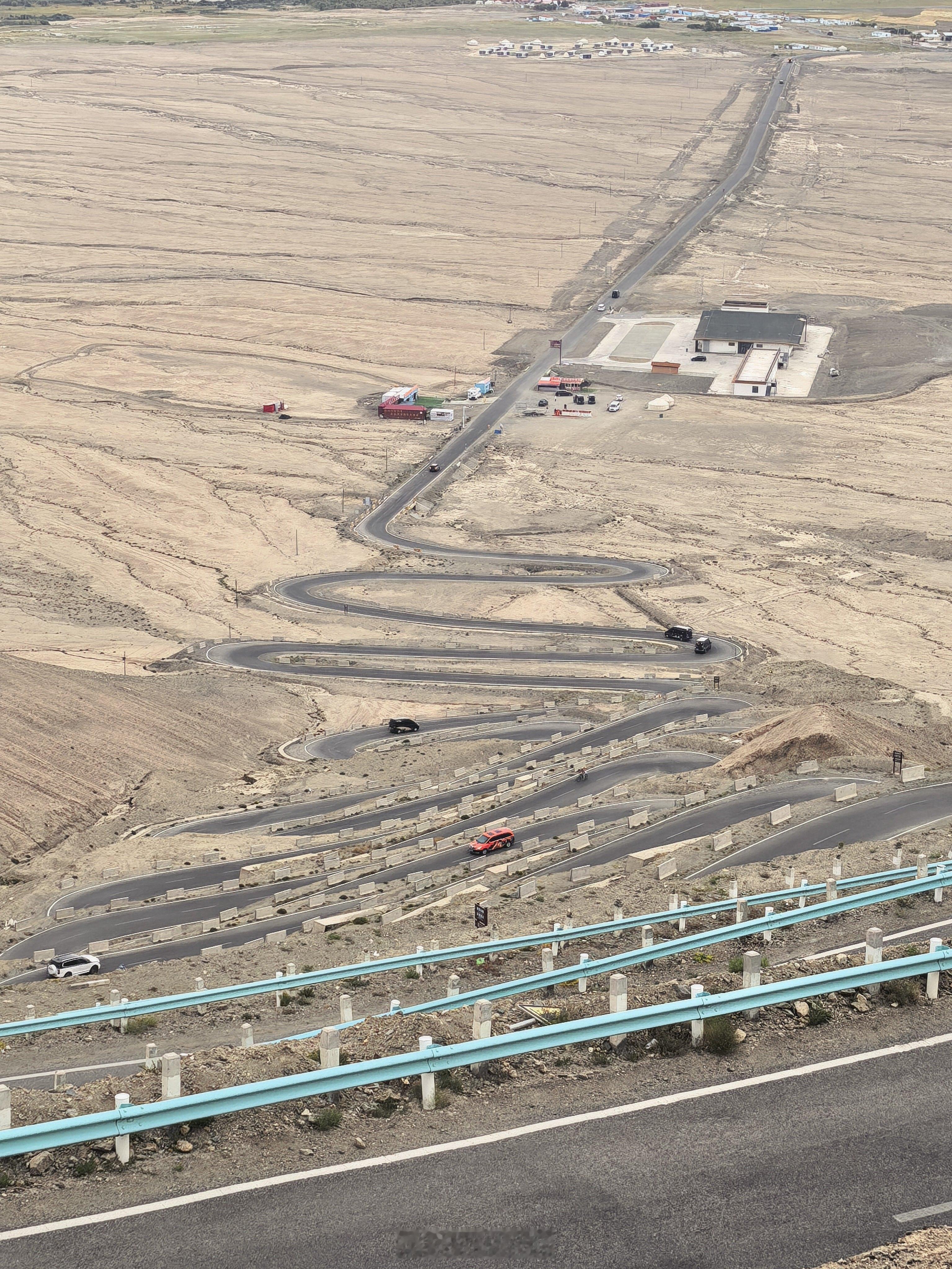 百步九折萦岩峦。  ​​​