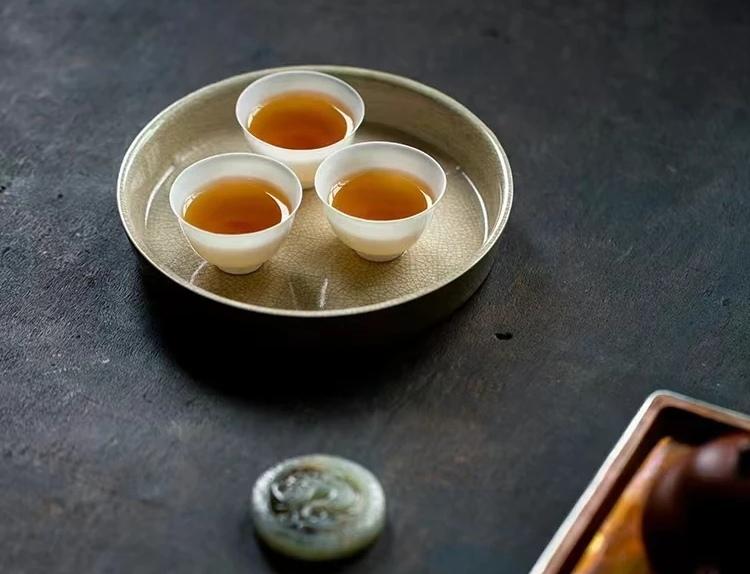 【人生需要留三分与他人设想，留三分与自己品尝，像手中杯茶，不太 满，不太烫，不太