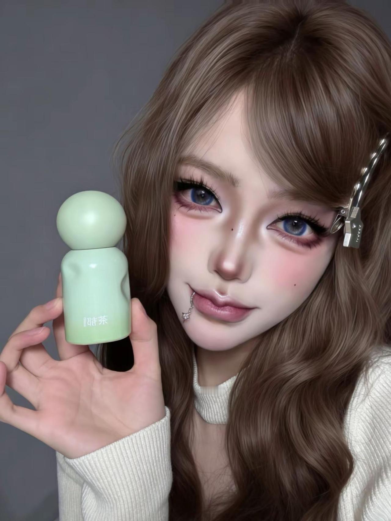 无论怎么装坏，我都会透露出一般可爱呆萌无辜大方的俏丽感。美妆 doll感