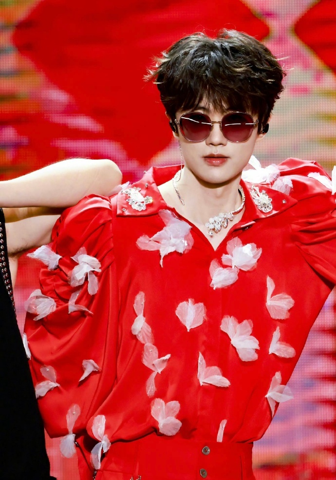 长大后听懂许嵩的老歌 全网最稳词曲创作人非许嵩莫属，六首新歌同步上线，首首歌词耐