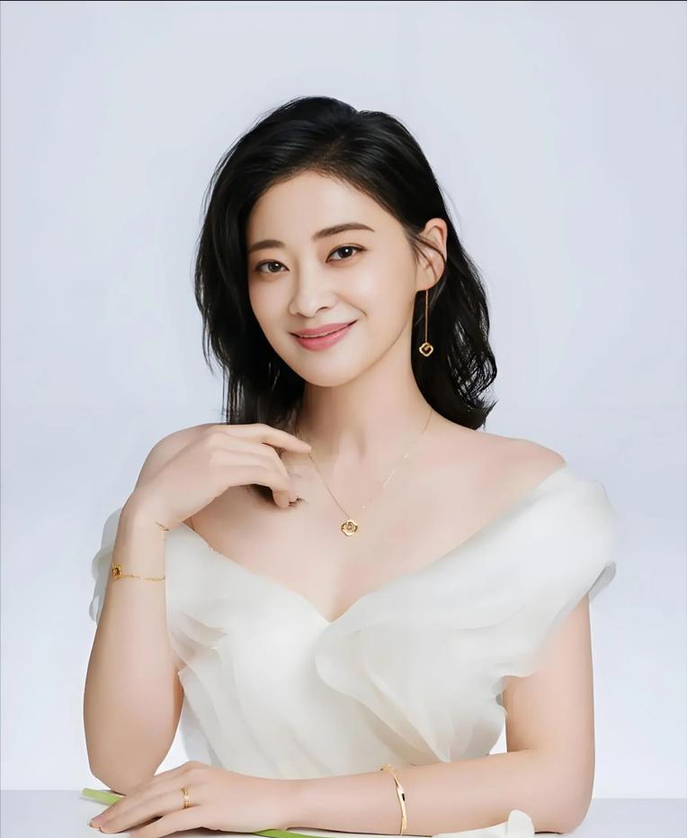 很多人不知道梅婷有过三段婚姻。她第一任丈夫是叶挺的孙子叶大鹰，叶大鹰是电影导演，