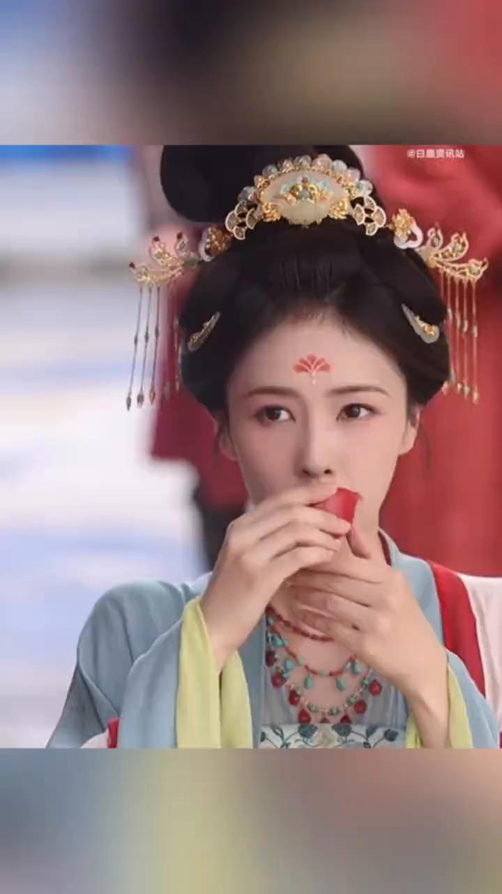 就相信姐姐不会这样做。7月2日白鹿回应喝茶替身的争议，直接发出白鹿本人在片场喝茶