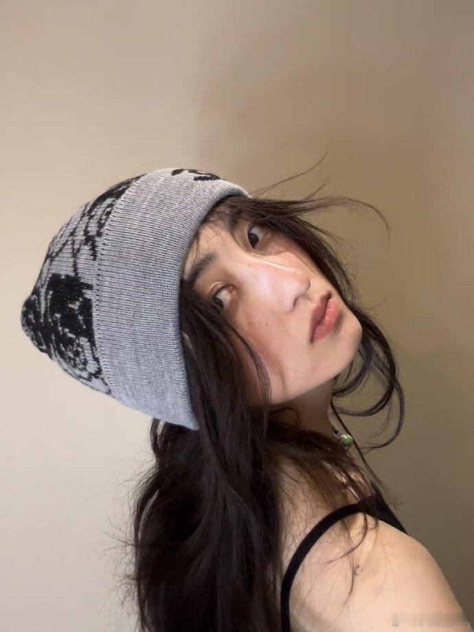 张子枫纹身这个笑脸纹身也太“张子枫”了吧！安静又有力量，在不经意的地方给自己和世