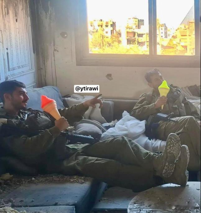 4月5日，以色列国防军是自己曝光的画面，以色列国防军士兵在巴勒斯坦加沙地区，用偷