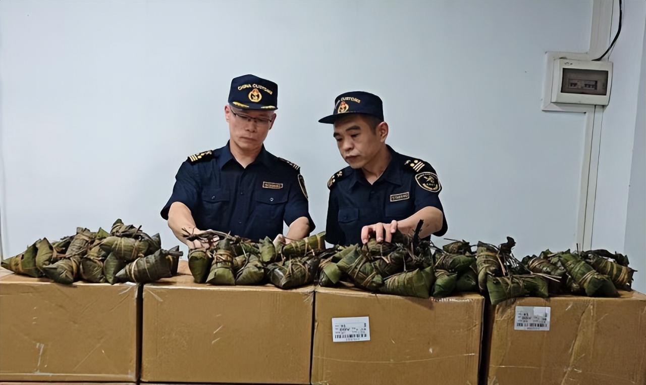 胆真大！1.6吨粽子伪装布料出口，广州海关一举查获

端午前夕粽子外贸订单激增，