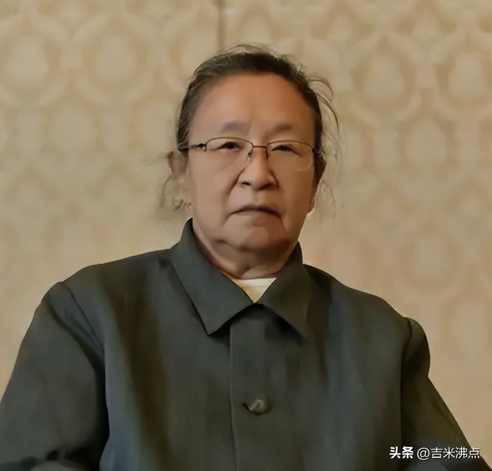 李讷骑三轮车买菜，厂长认出后要免单，她却转身走了。
她不是不想省那几十块钱，而是