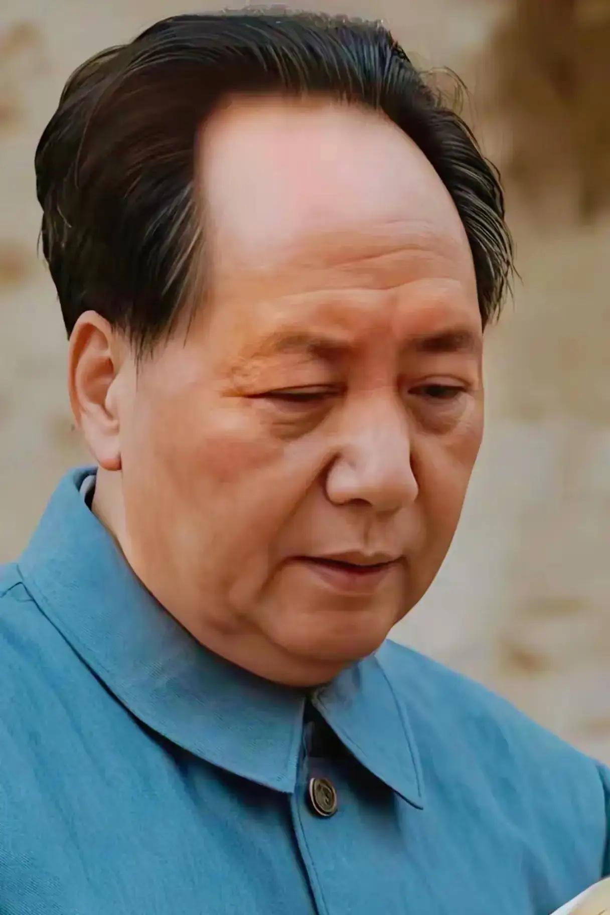 毛主席这张高清照，看了不下十遍，确实是伟大，伟人举手投足间尽显从容淡定。

不忘