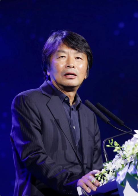 刘震云说："世界上有三件最愚蠢的事，一是把钱借出去，等别人主动还；二是闷头做事，