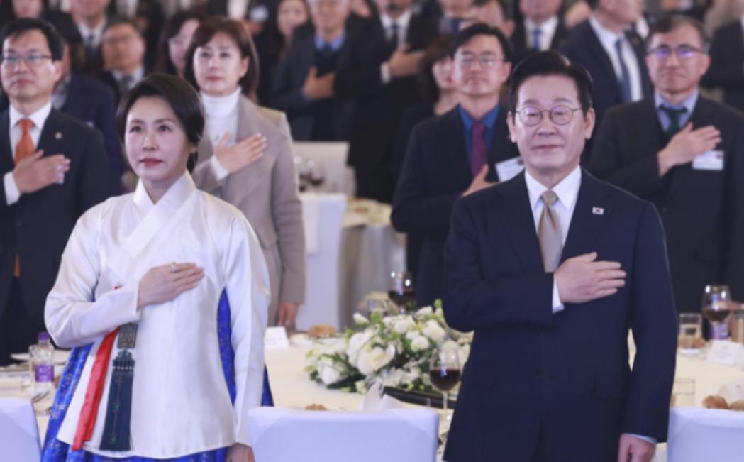 1月4日下午，李在明在访华的第一天，就给韩国一个“惊喜”，他并没有急着进行会谈，