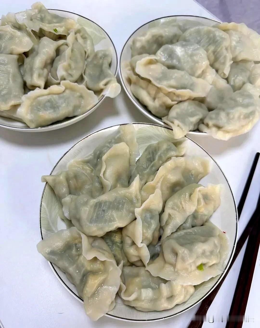饺子刚上桌时，一个不小心掉到了地上，捡起来那一刻，婆婆先开了口，说别浪费，放她碗