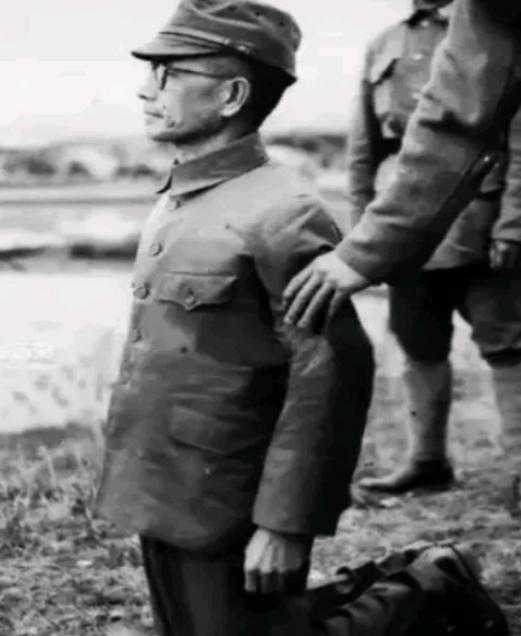 1947年，一个日军中将正在被执行枪决，行刑的士兵朝他开了三枪，但没死，监刑军官