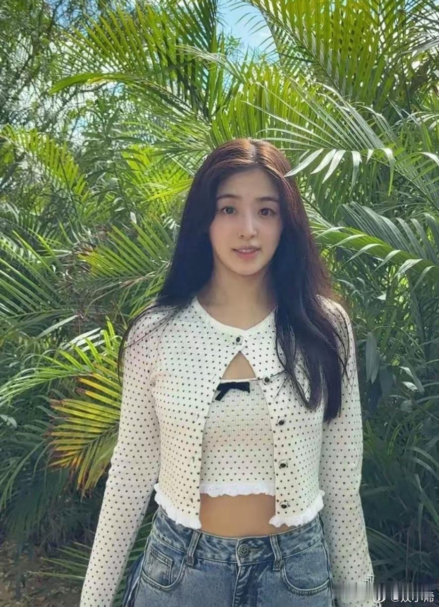 张含韵，35岁穿露脐装显圆润身材，皮肤白皙如少女 