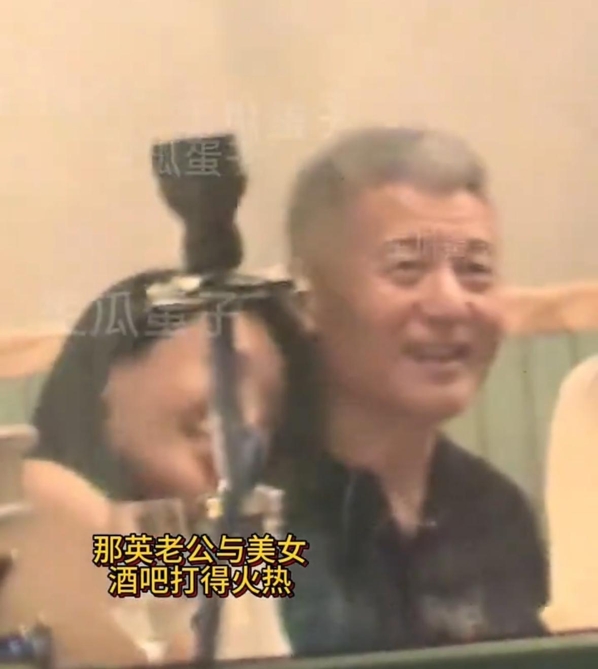 怪不得那英老公这么放松，

环臂，搂肩一点压力都没有

因为那英

在国外一边巡