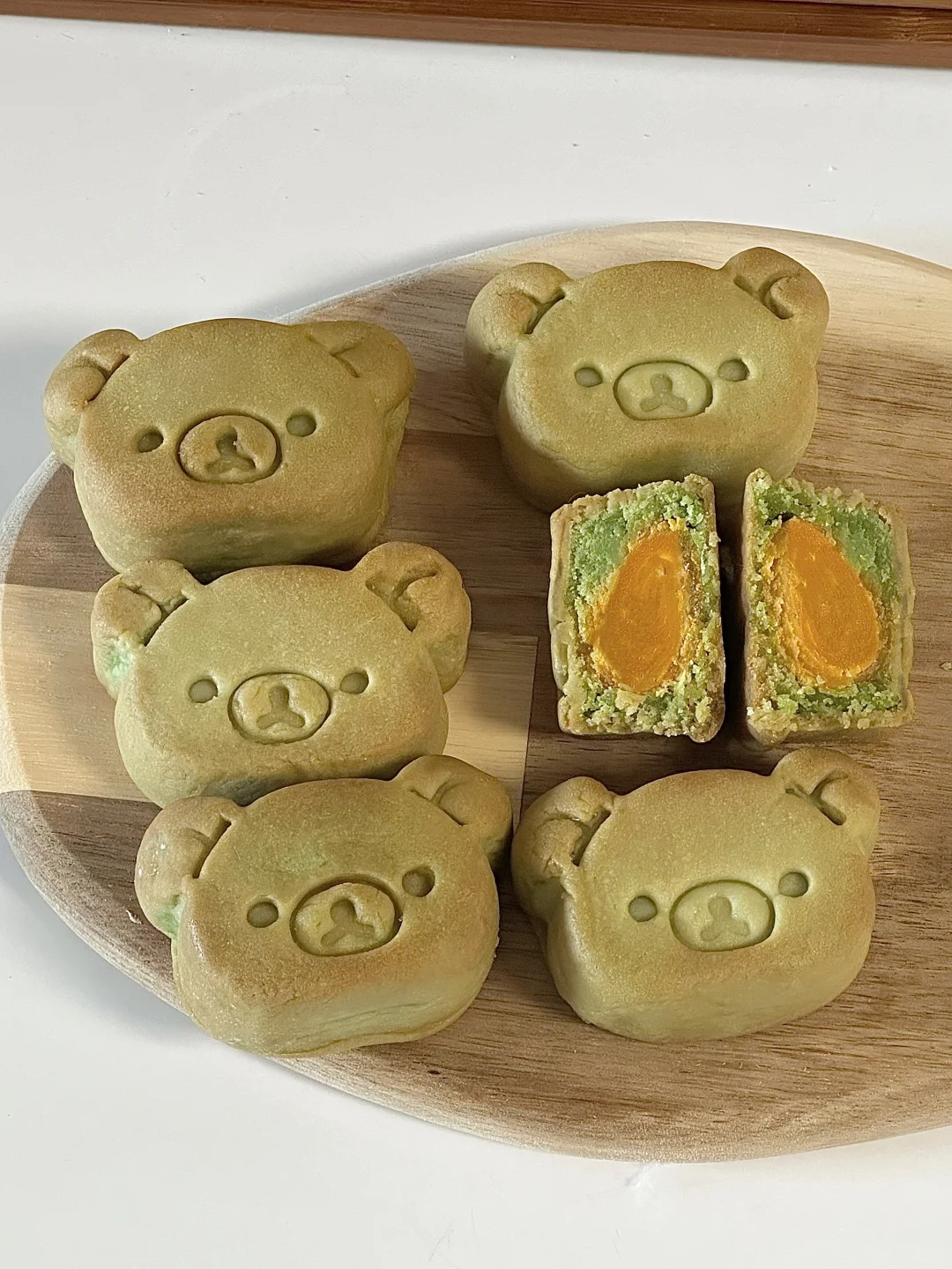 轻松熊斑斓蛋黄琼式月饼