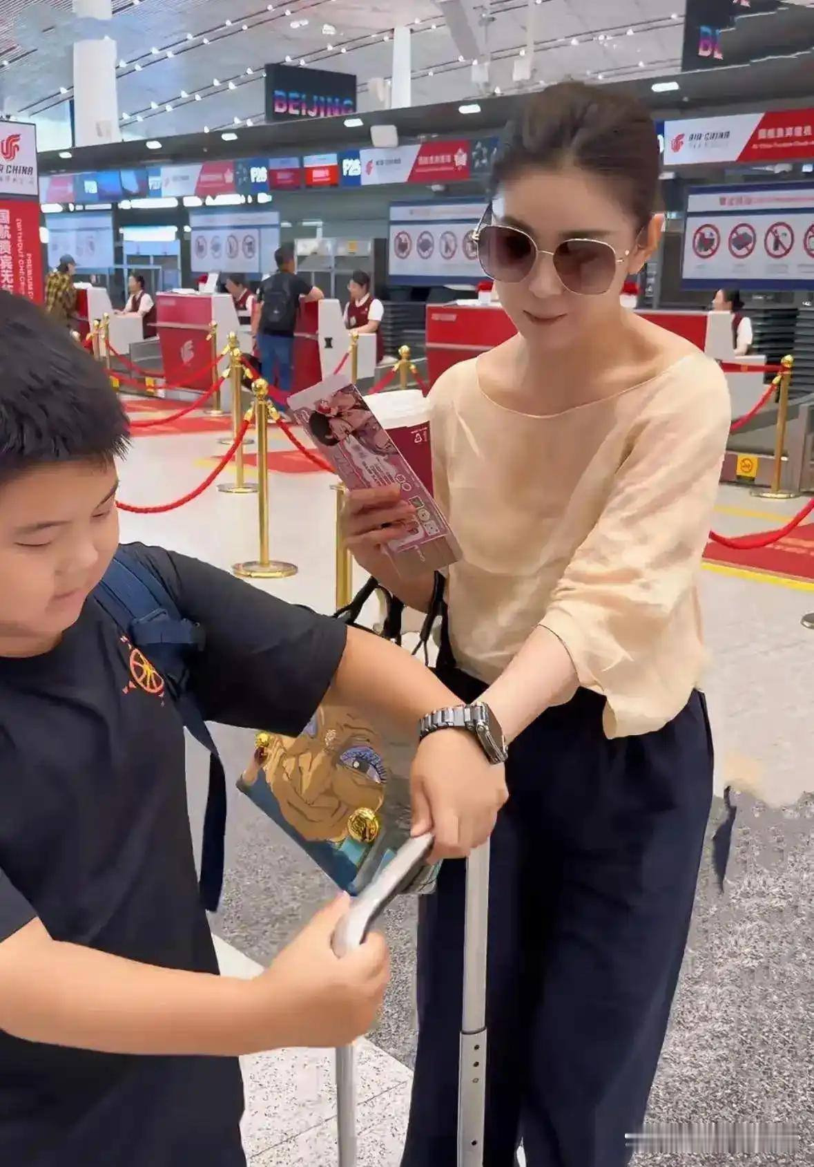 王雷机场管不住儿子，扭头向李小萌“告状”，一个眼神看出家庭地位 