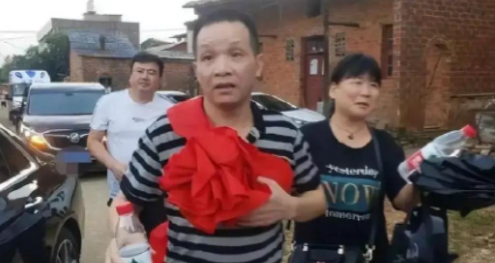 他叫张玉环，2020 年无罪释放，拿到 496 万国家赔偿。这笔钱，他分给儿子 