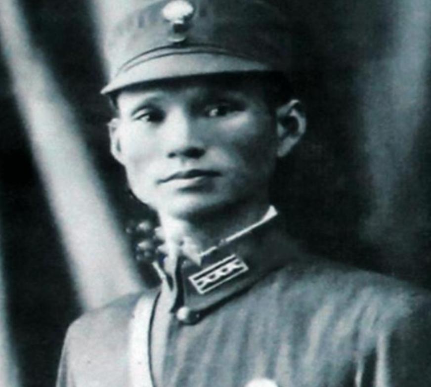 井冈山时期，他曾与"朱毛"齐名，风光无限，1949年他逃往香港，长期流落异乡，1