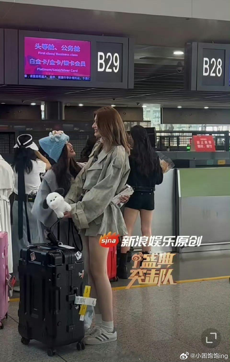 吴宣仪卡琳娜贴贴 吴宣仪卡琳娜同框的画面也太让人惊喜了吧，对我的眼睛超级友好，以