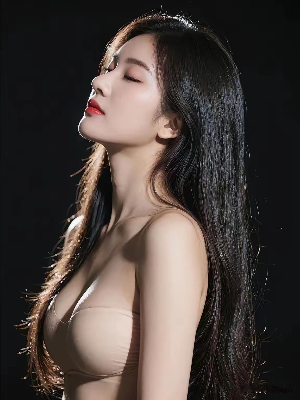 沉醉在光影中的优雅，闭眼享受宁静时光。