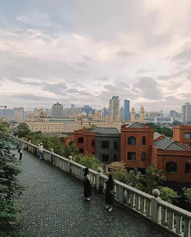 台湾彻底坐不住了！高雄科大前校长吴建国，曾直接说出了大实话。他警告台湾民众，美国