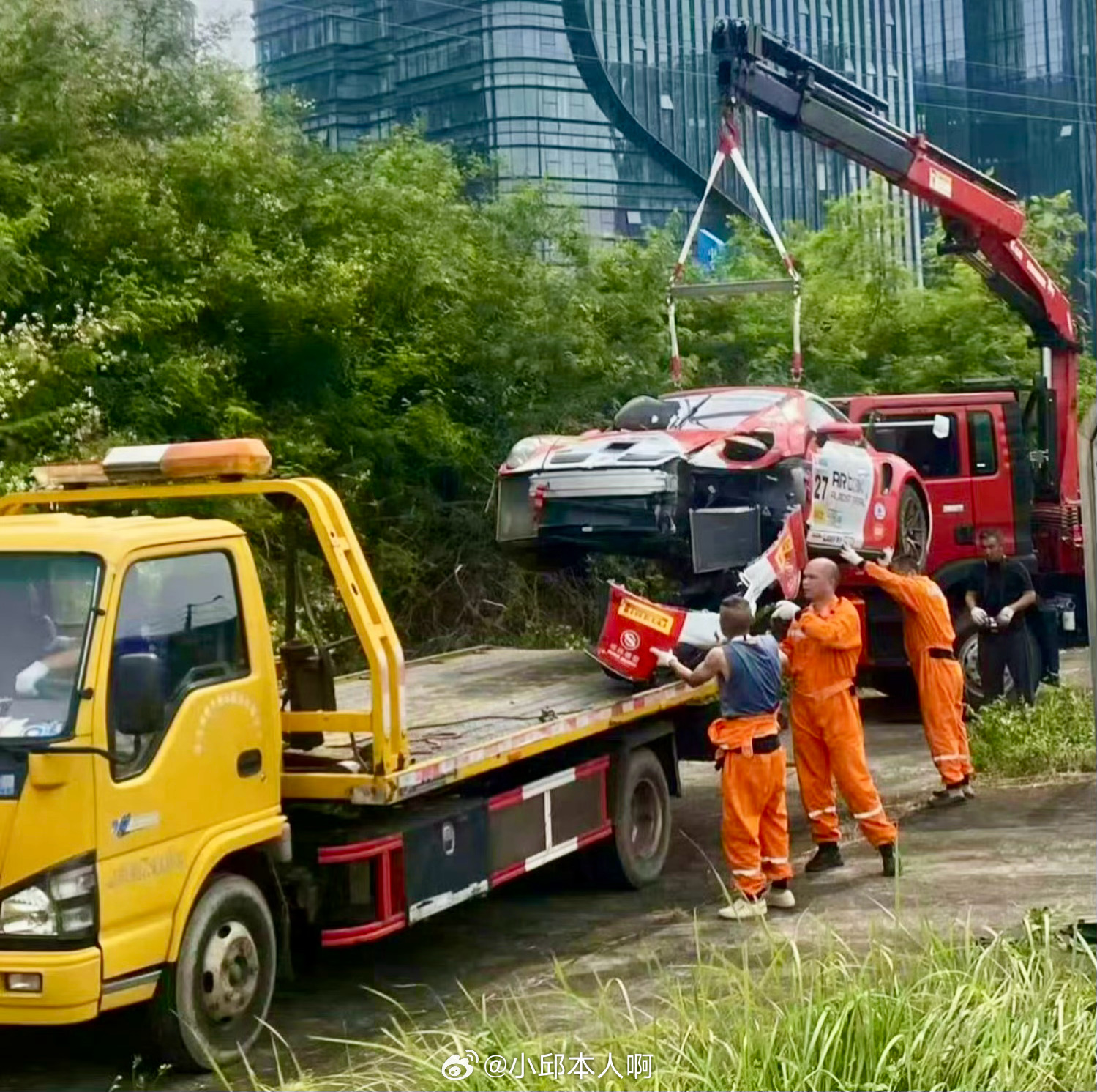 闫闯退赛了！比赛还剩7分钟的时候，他在全场第三的位置，被前面失控的法拉利给撞了，