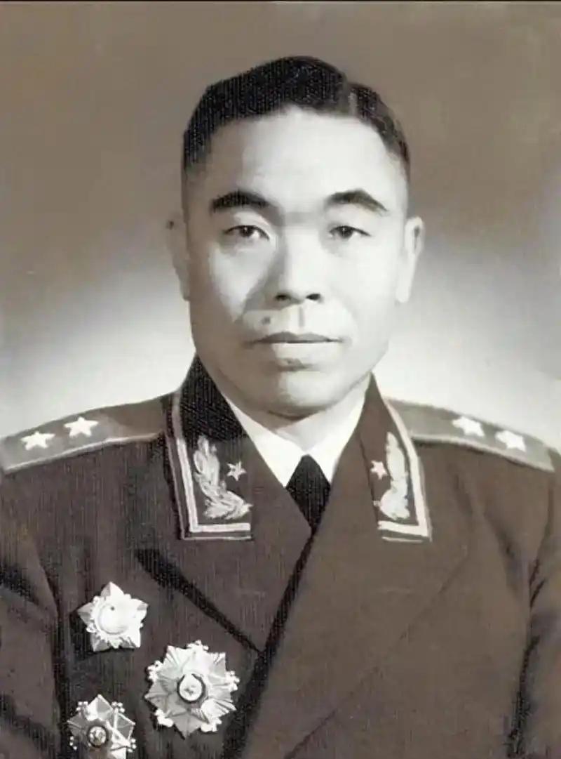 1948年10月17日，长春城内的曾泽生率领两万六千多名滇军官兵通电起义。这场发