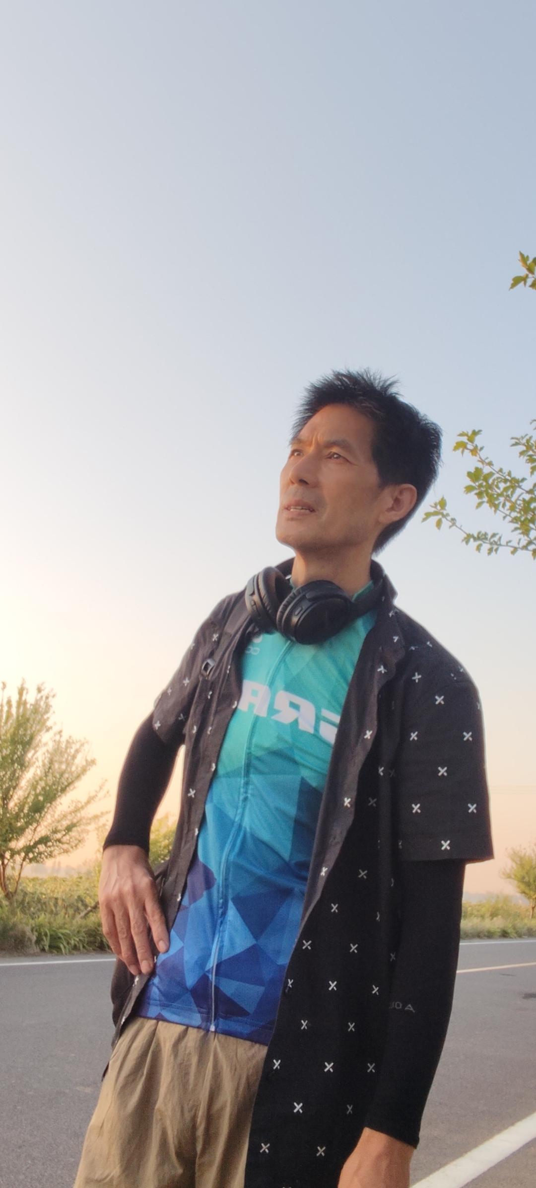 很多人都问我，为什么这么喜欢打乒乓球
一天打三次，怎么打都打不够
 今天我就跟大